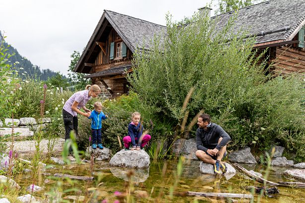 familie-im-naturpark-karwendel-im-spielplatz-beim-museum-holzerhuette-2-1