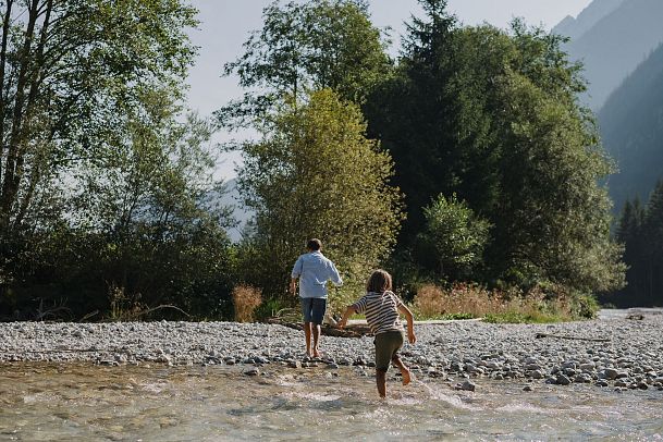 Familie in der Region Seefeld - Kinder spielen am Fluss - Leutascher Ache