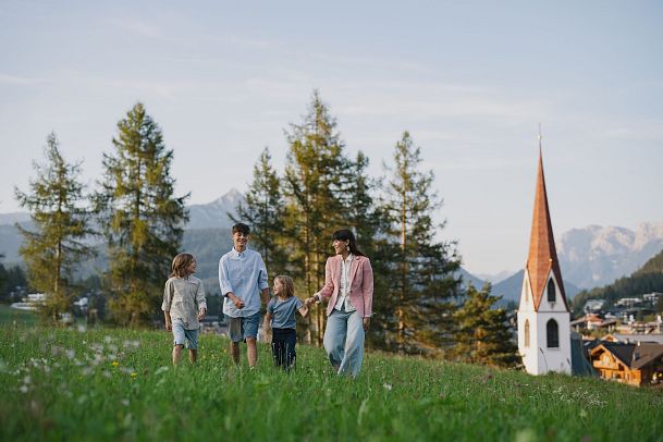 Familie in der Region Seefeld - Pfarrhügel Seefeld mit Blick auf das Dorf