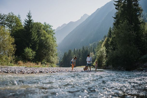 Familie in der Region Seefeld - Spielen am Fluss - Leutascher Ache