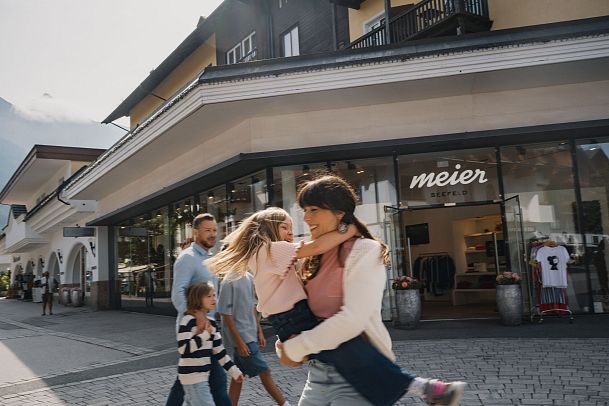 Familie in Seefeld - Fussgaengerzone Seefeld