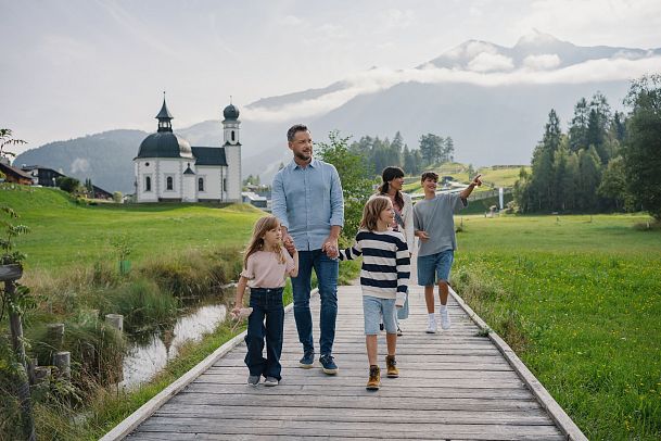 Familie vor dem Seekirchl im Sommer - 1
