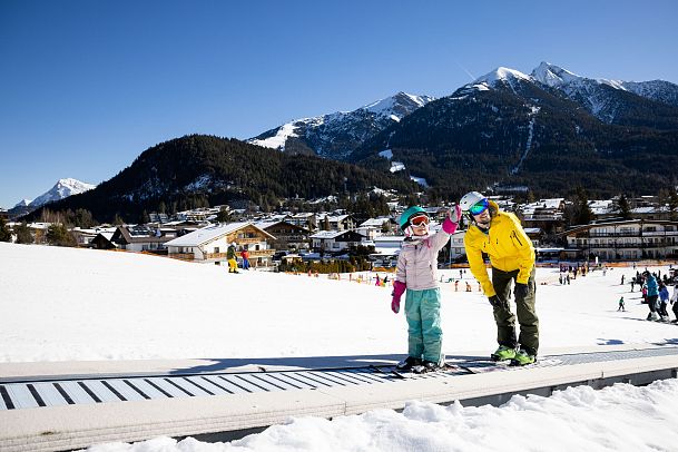 Familien-Skifahren in der Region Seefeld - Papa und Tochter auf dem Zauberteppich - Geigenbühel Seefeld - Kopie