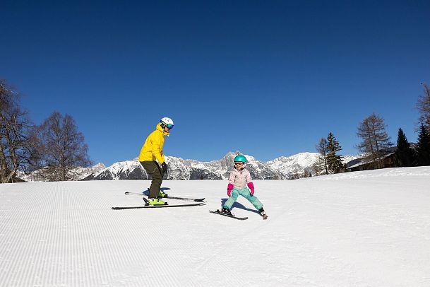 Familien-Skifahren in der Region Seefeld - Papa und Tochter auf der Piste (2) - Kopie