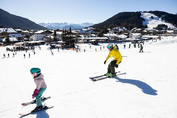 Familien-Skifahren in der Region Seefeld - Papa und Tochter in der Abfahrt auf dem Geigenbühel in Seefeld - Kopie