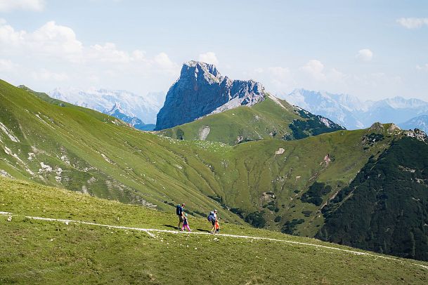 Familien-Weitwanderung im Gaistal - Drohnenaufnahme - Familie wandert auf schmalem Weg mit Blick auf Gehrenspitze
