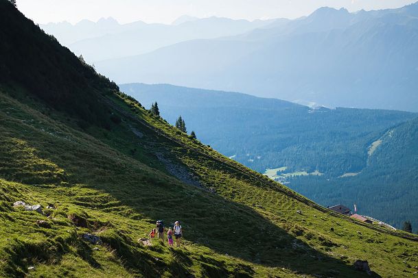 Familien-Weitwanderung im Gaistal - Drohnenaufnahme - Zoomaufnahme Familie wandert im Scharnitztal mit Blick ins Plateau