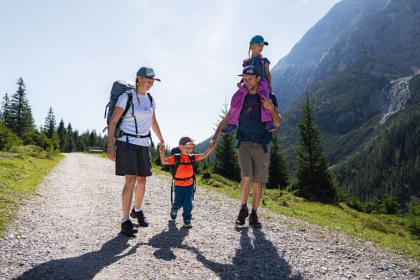 Familien-Weitwanderung im Gaistal - Familie auf breitem Wanderweg - Tochter auf dem Schultern des Vaters