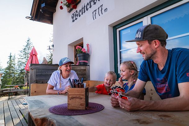 Familien-Weitwanderung im Gaistal - Familie spiel Uno auf der Wettersteinhütte