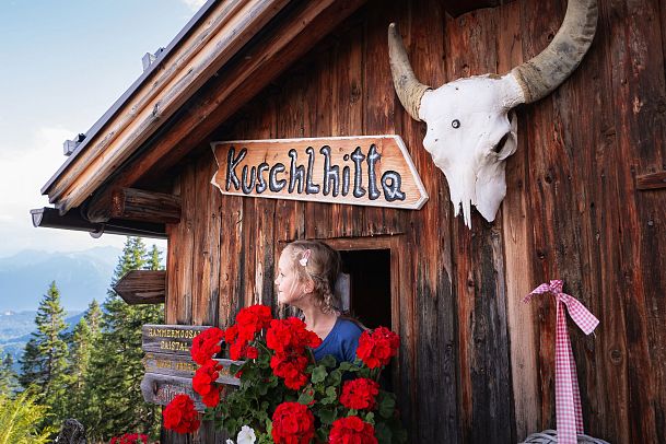 Familien-Weitwanderung im Gaistal - Tochter schaut aus der Kuschlhitta - Wettersteinhütte