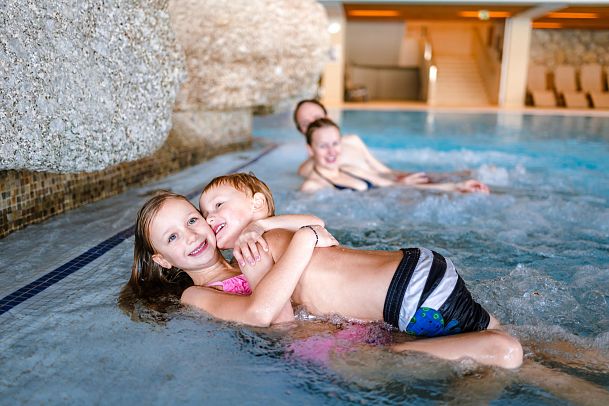 Familien-Winterurlaub in der Region Seefeld - Familie im Olympiabad Seefeld