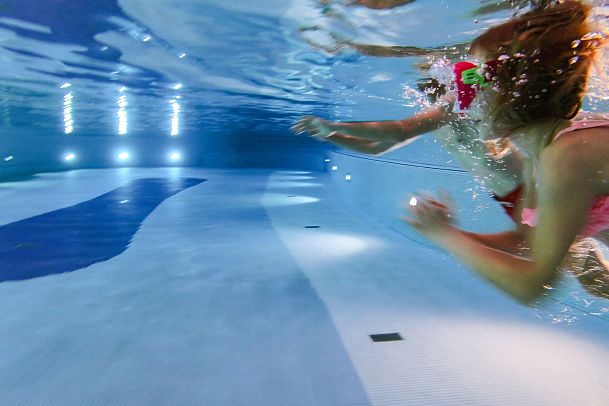 Familien-Winterurlaub in der Region Seefeld - Familie im Olympiabad Seefeld (2)