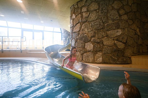 Familien-Winterurlaub in der Region Seefeld - Familie im Olympiabad Seefeld (4)