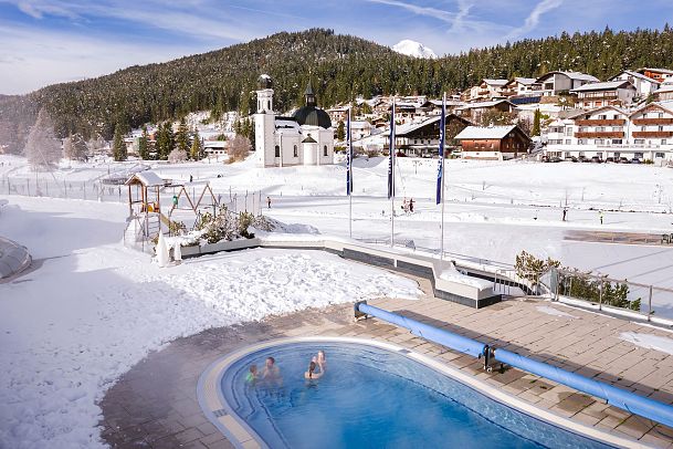 Familien-Winterurlaub in der Region Seefeld - Familie im Olympiabad Seefeld (6)