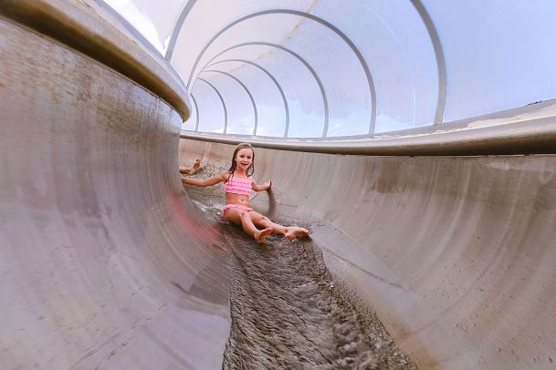 Familien-Winterurlaub in der Region Seefeld - Familie im Olympiabad Seefeld