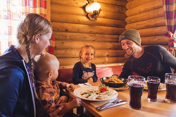 Familienurlaub - Gemeinsame Einkehr mit der Familie - Lachende Kinder - Schialm Bergbahnen Rosshütte Seefeld