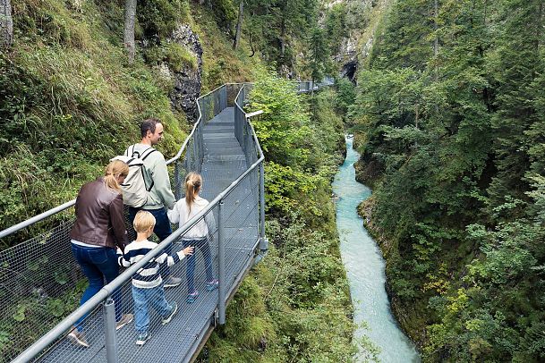 Familienurlaub in der Region Seefeld - Drohnenaufnahme Familie in der Geisterklamm Leutasch (2)
