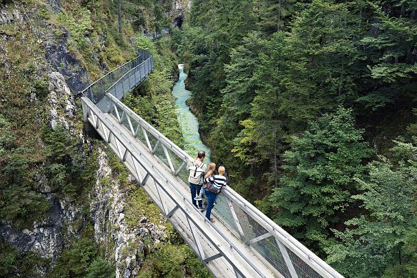 Familienurlaub in der Region Seefeld - Drohnenaufnahme Familie in der Geisterklamm Leutasch (3)