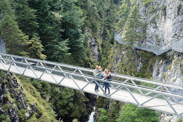 Familienurlaub in der Region Seefeld - Drohnenaufnahme Familie in der Geisterklamm Leutasch (4)