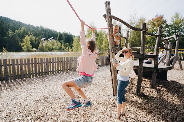 Familienurlaub in der Region Seefeld - Kinder auf dem Spielplatz bei der Strandperle Seefeld (1)