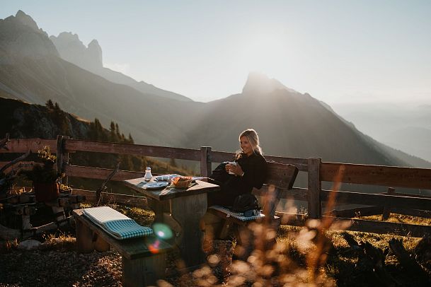 Fruehstueck auf der Rotmoosalm - Sonnenaufgang - Leutasch