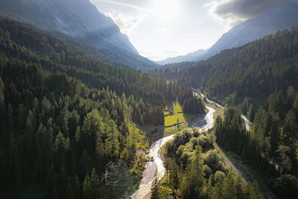 Gaistal im Sommer_Drohnenaufnahme_Leutascher Ache
