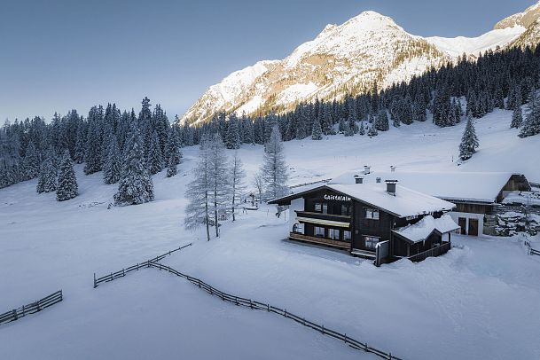 gaistalalm-im-winter-drohnenaufnahme-von-dr-seite-mit-wettersteingebirge-1