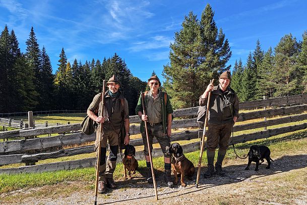 ganghofer-hubertuswoche-jaeger-mit-hunden-1