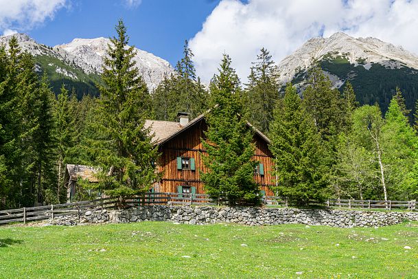 ganghoferhaus-bei-der-tillfussalm-im-gaistal-leutasch-2-2