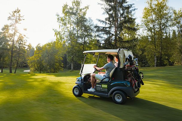 Golfen im GC Wildmoos im Sommer_Mitzieheraufnahme Golf-Cart