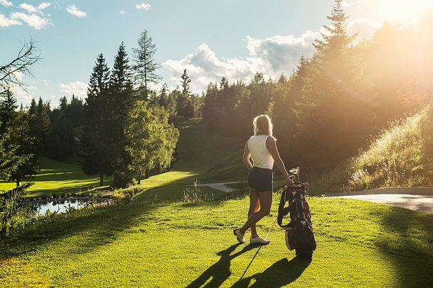 Golferin beim Sonnenuntergang in Seefeld