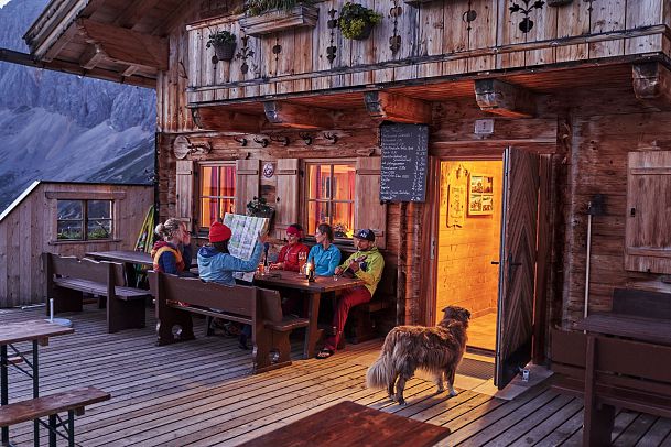 Gruppe auf der Terrasse der Rotmoosalm im Gaistal am Abend - Gemuetlicher Huettenabend (5)