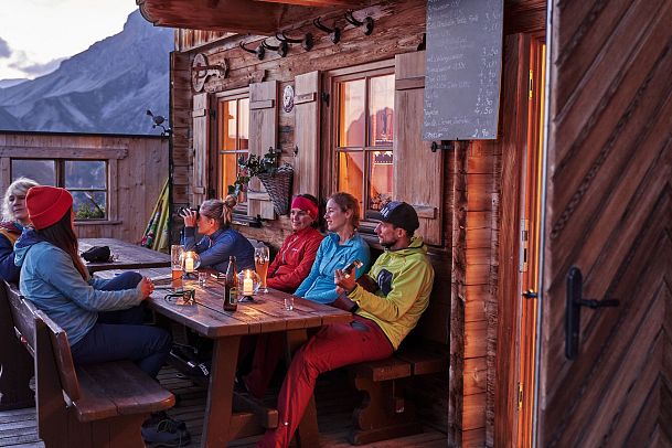 Gruppe auf der Terrasse der Rotmoosalm im Gaistal am Abend - Gemuetlicher Huettenabend (6)