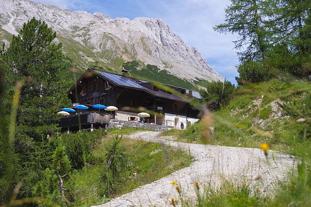 hallerangerhaus-mit-wanderweg-1