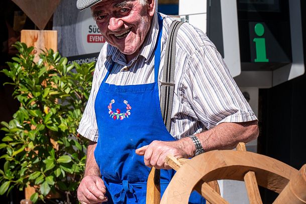 Handwerker bei der Holzverarbeitung auf dem Handwerksfest