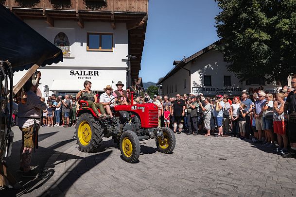 Handwerksfest 2024 - Besucher begutachten die Traktorenparade