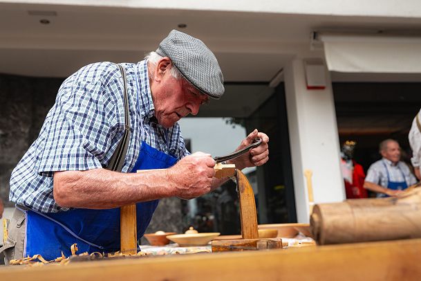 Handwerksfest 2024 - Handwerker hobelt Holz