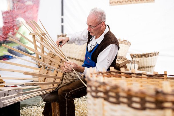 handwerksfest-in-seefeld-korbflechter-bei-seiner-arbeit-an-korb-1