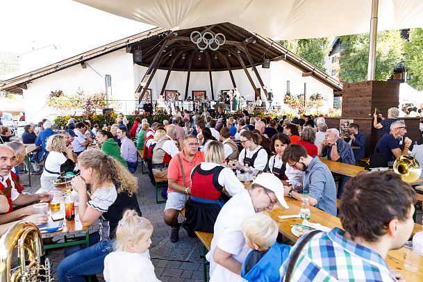 handwerksfest-publikum-in-der-kappelle-2018-seefeld-1-1