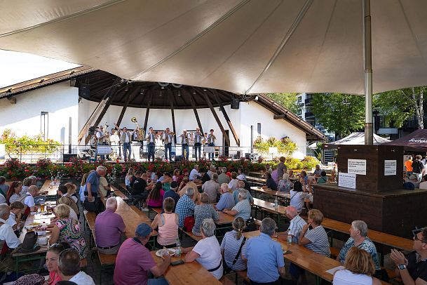 Handwerksfest Seefeld 2024_Blasmusikkonzert mit vielen Menschen im Publikum