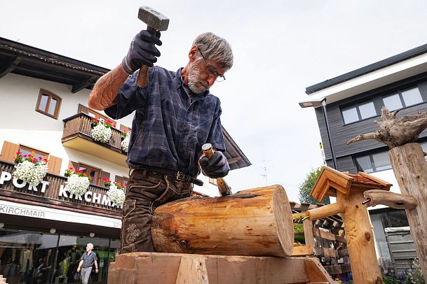 Handwerksfest Seefeld 2024_Mann bearbeitet Holzstamm