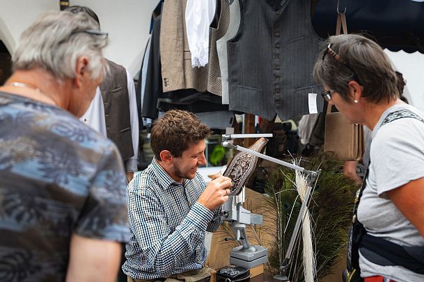 Handwerksfest Seefeld 2024_Mann bei Stickarbeiten