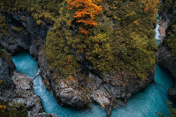 herbst-in-der-geisterklamm-blick-in-die-klamm-leutasch-edit-1-1