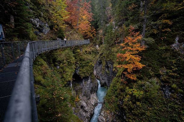 herbst-in-der-leutascher-geisterklamm-stahlsteg-durch-die-klamm-leutasch-edit-2-1