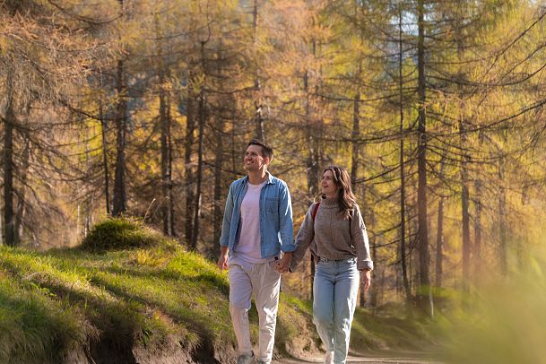 herbstwanderung-im-laerchenwald-in-reith-paar-laeuft-durch-wald-1