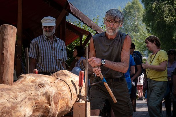 Herstellung eines Holzbrunnentrogs auf dem Handwerksfest