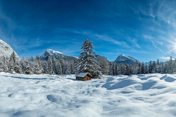 heustadl-im-schnee-im-karwendelgebirge-im-winter-scharnitz-1-1