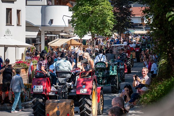 Historische Traktorenparade auf dem Handwerksfest