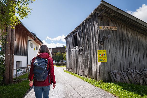 hofladenrunde-leutasch-frau-vor-wirtseppeler-hof-1-1
