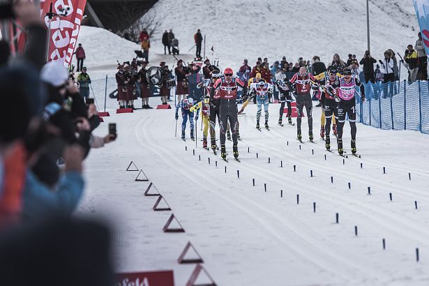 kaiser-maximilian-lauf-2020-athleten-auf-der-strecke-mit-jubelnden-zuschauern-seefeld-leutasch-1